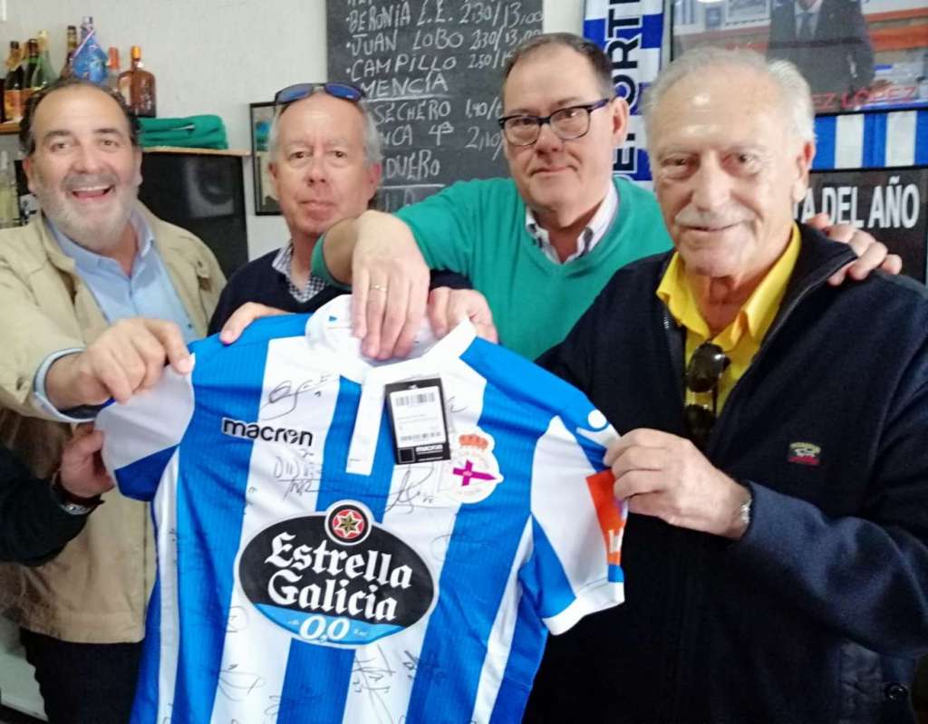 La Peña Fuente de Cuatro Caminos recibe de AIRIÑOS la camiseta del Depor firmada por los futbolistas