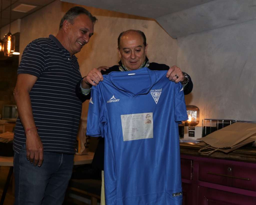 El prescindente del Oza Juvenil SD le hizo entrega de una camiseta grabada con el diez y su nombre  y la ficha que tuvo cuando fue futbolista de este club modesto.