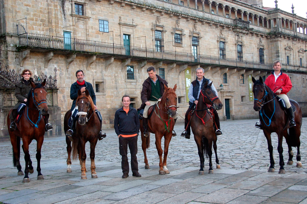 Jinetes de la RSD Hípica peregrinan montados a caballo