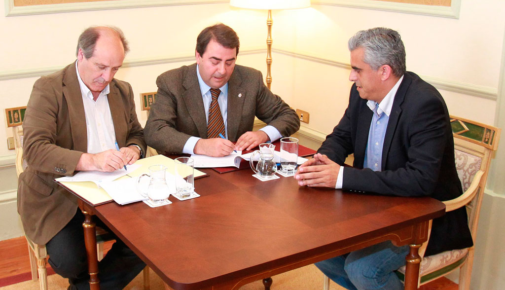 El Ayuntamiento y la Federación Gallega de Fútbol firman un convenio para la construcción de dos campos de fútbol