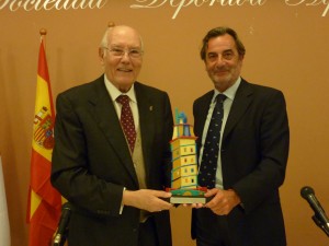 Santiago Togores entrega una original Torre de Hércules, obra de la ceramista Petro, a José Manuel Romay