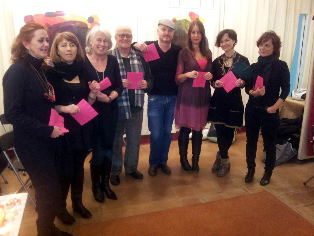 Enrique Tenreiro inauguró una exposición, con su transgresora  “Perfomance: encerrado con 13 mujeres para cambiar la historia”