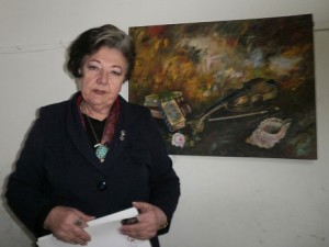 Mary Carmen Calviño ante la obra de su autoría titulada ”LA MÚSICA” que ha sido seleccionada para participar en una colectiva que se llevará a cabo durante parte del mes de Junio en el Museo del Arte Contemporáneo de la ciudad Japonesa de AKASHI.
