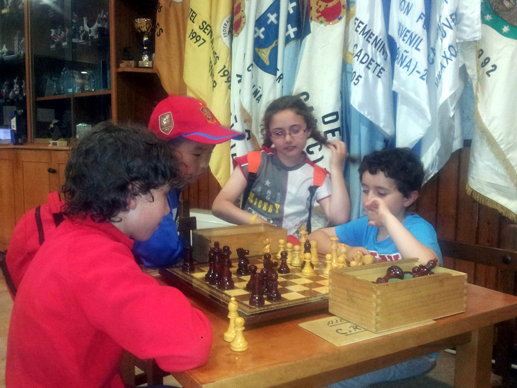 El-ajedrez,-un-magnífico-complemento-de-los-Campamentos-de-Verano-organizados-por-el-Club-de-Regatas-de-Perillo