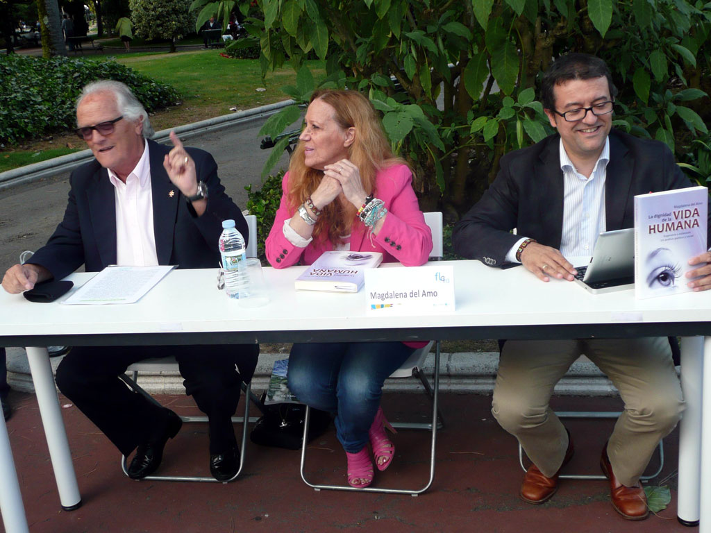 Un fallo de coordinación de la Feria del Libro de La Coruña provocó que la presentación del libro “La dignidad de la vida humana”, de Magdalena del Amo, se celebrase al aire libre