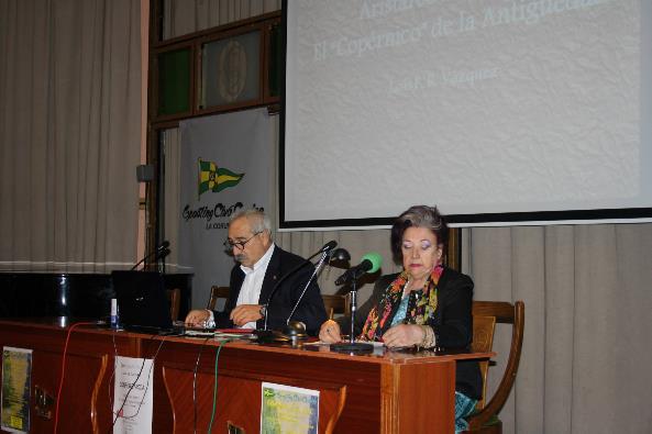 El prof .Lois  fermín y la vocal de cultura del Casino Mary Carmen Calviño durante el acto de presentación del conferenciante