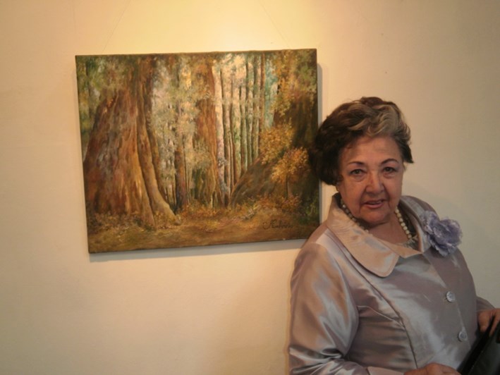 Mary Carmen Calviño ante una de la obras enviada de Estocolmo