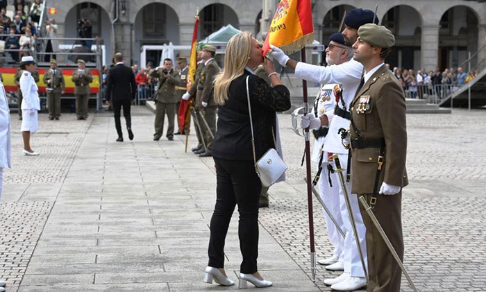 900 civiles, hombres y mujeres, Juraron Bandera en la amplia Plaza de María Pita, en La Coruña