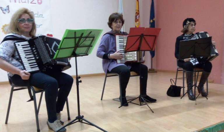 Soberbio concierto de acordeón de Nora, Bea y Teté, en la “Residencia Torrente Ballester”