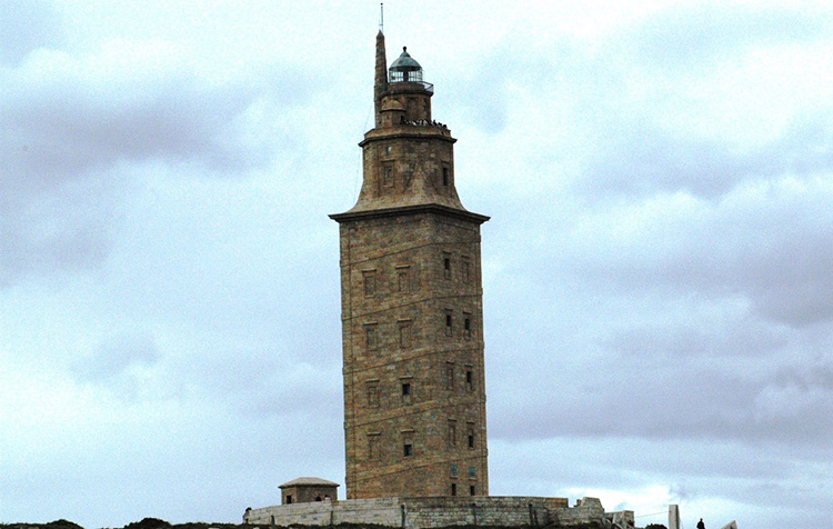 Aunque bajaron los extranjeros, la Torre de Hércules marcará este año un record de visitas