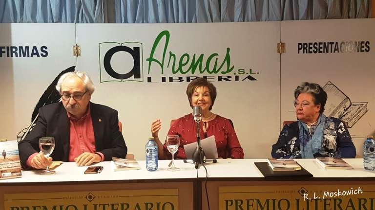 Esther López Castro presentó, con sumo éxito, su libro “María na busca da liña do horizonte”