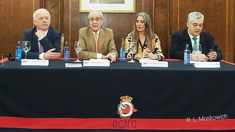 Mark Z. Guscin presentó su libro “Las Coruñas del mundo”, en el R. C. Náutico de La Coruña