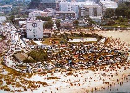 Vendida unos 15 años antes, en 1974 la Playa de Santa Cristina era un gran aparcamiento público