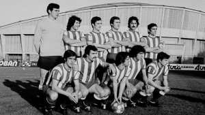 Alineación del Real Club Deportivo de La Coruña de la temporada 1974-75. Seoane; Pardo, Canosa, Piña, Cobas, Canario. Agachados; Piño, Juan Carlos, Alfonso Castro, Muñoz y Rabadeira.