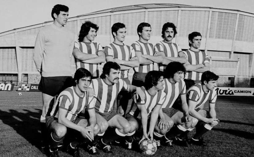 Alineación del Real Club Deportivo de La Coruña de la temporada 1974-75. Seoane; Pardo, Canosa, Piña, Cobas, Canario. Agachados; Piño, Juan Carlos, Alfonso Castro, Muñoz y Rabadeira.