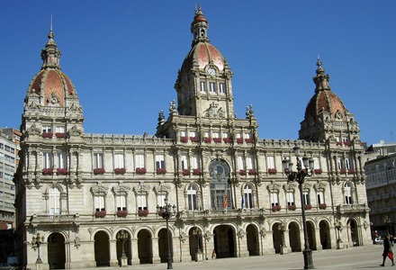 J. Mª Bello tras los pasos de Ladislao Stern, autor de las tallas del Ayuntamiento de La Coruña