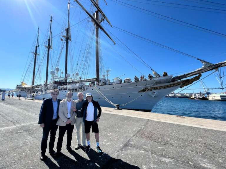 El buque Juan Sebastián Elcano hace escala en el puerto de La Coruña