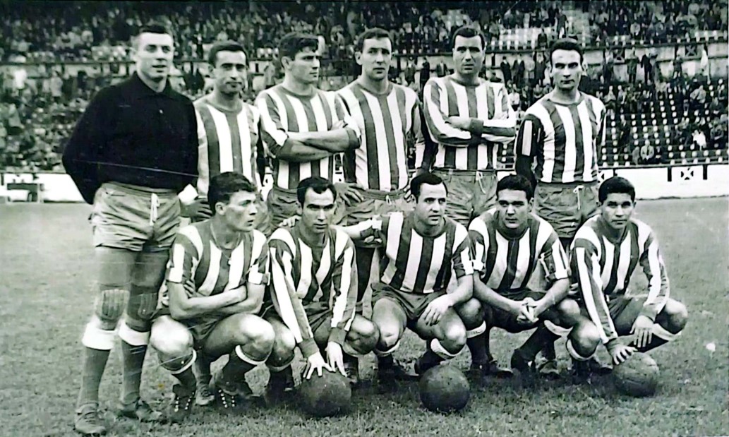 Alineación Real Club deportivo de La Coruña de la temporada 1963-64. El Deportivo jugaba en segunda y ascendió a primera división. En la fotografía podemos distinguir: De izquierda a derecha arriba: Pampols; Carlos, Pegado, Domínguez, Manin, Escolá. Abajo: Loureda, Crispi, Veloso, Lamelo y Montalvo.